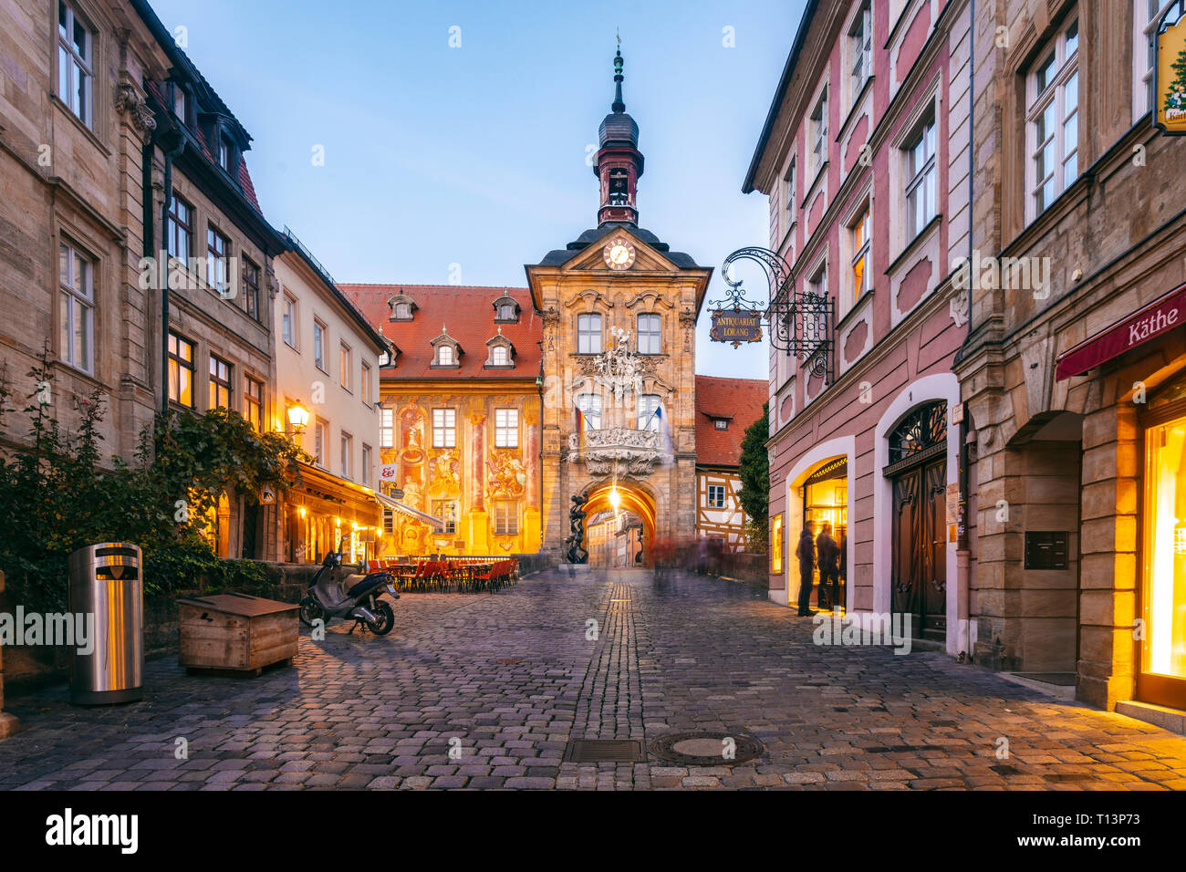 Deutschland, Bayern, Bamberg, Altstadt mit dem Alten Rathaus in der Dämmerung Stockfoto