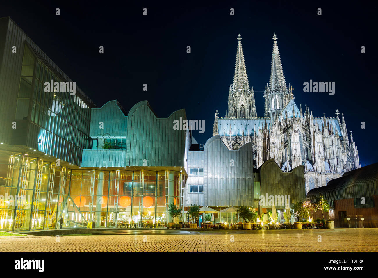 Deutschland, Köln, Blick auf die beleuchtete Museum Ludwig und Kölner Dom bei Nacht Stockfoto