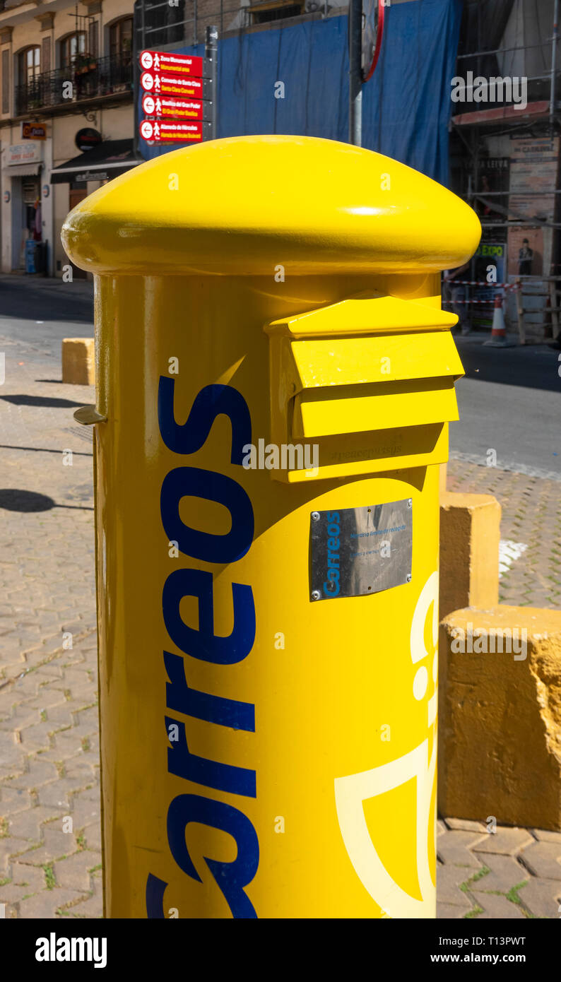 Eine gelbe Computerwoche letterbox​ in Sevilla, Spanien Stockfoto