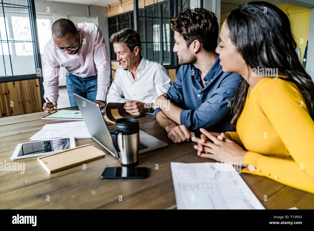 Zuversichtlich Business Team in einer Sitzung im Loft Büro Stockfoto