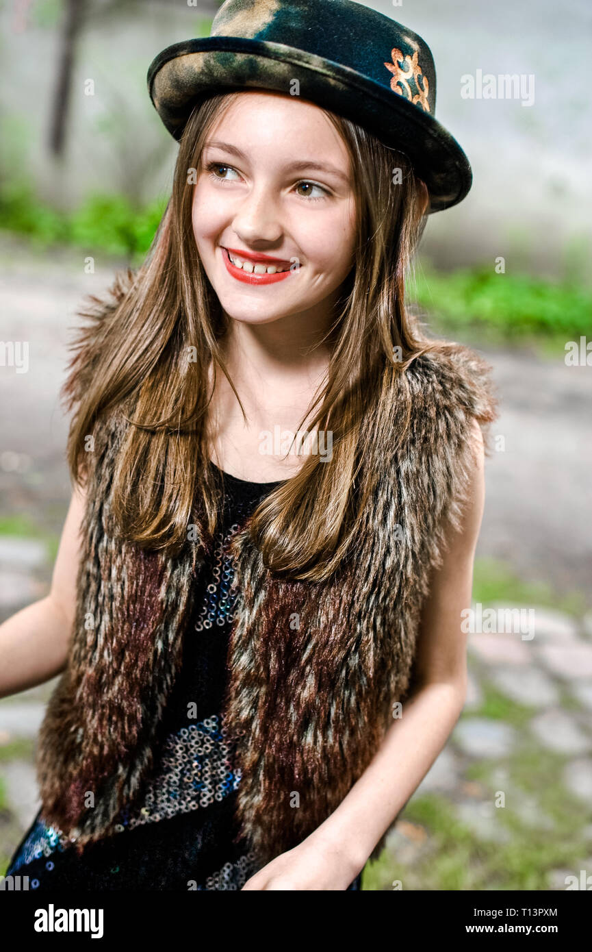 Portrait von Modische Mädchen Mit rotem Lippenstift tragen Stockfoto
