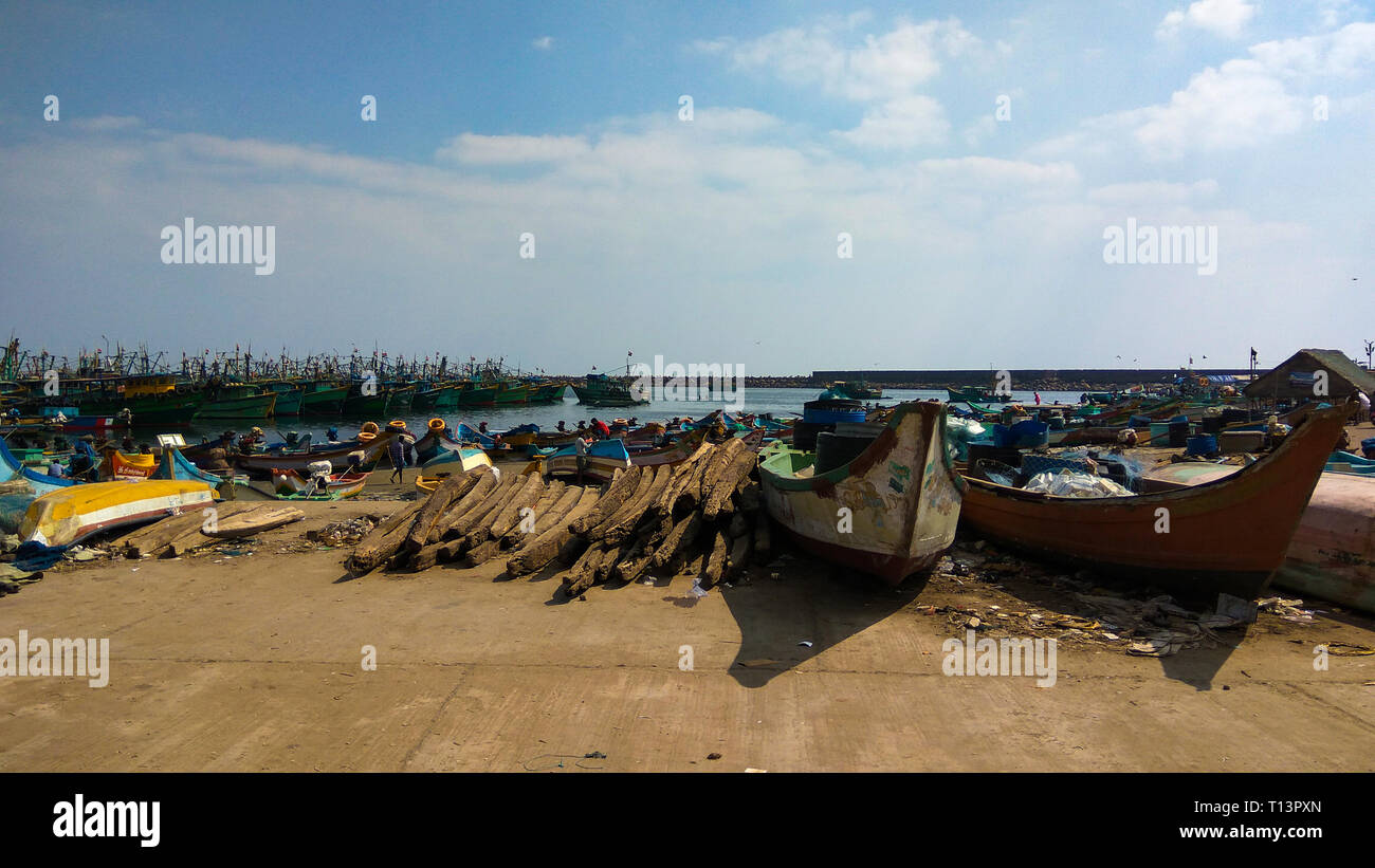 ROYAPURAM, Tamil Nadu, Indien - Januar 01, 2019: indische Fischerboote mit Männern am Kasimedu Fischerhafen von Royapuram Bereich in Chennai. Stockfoto