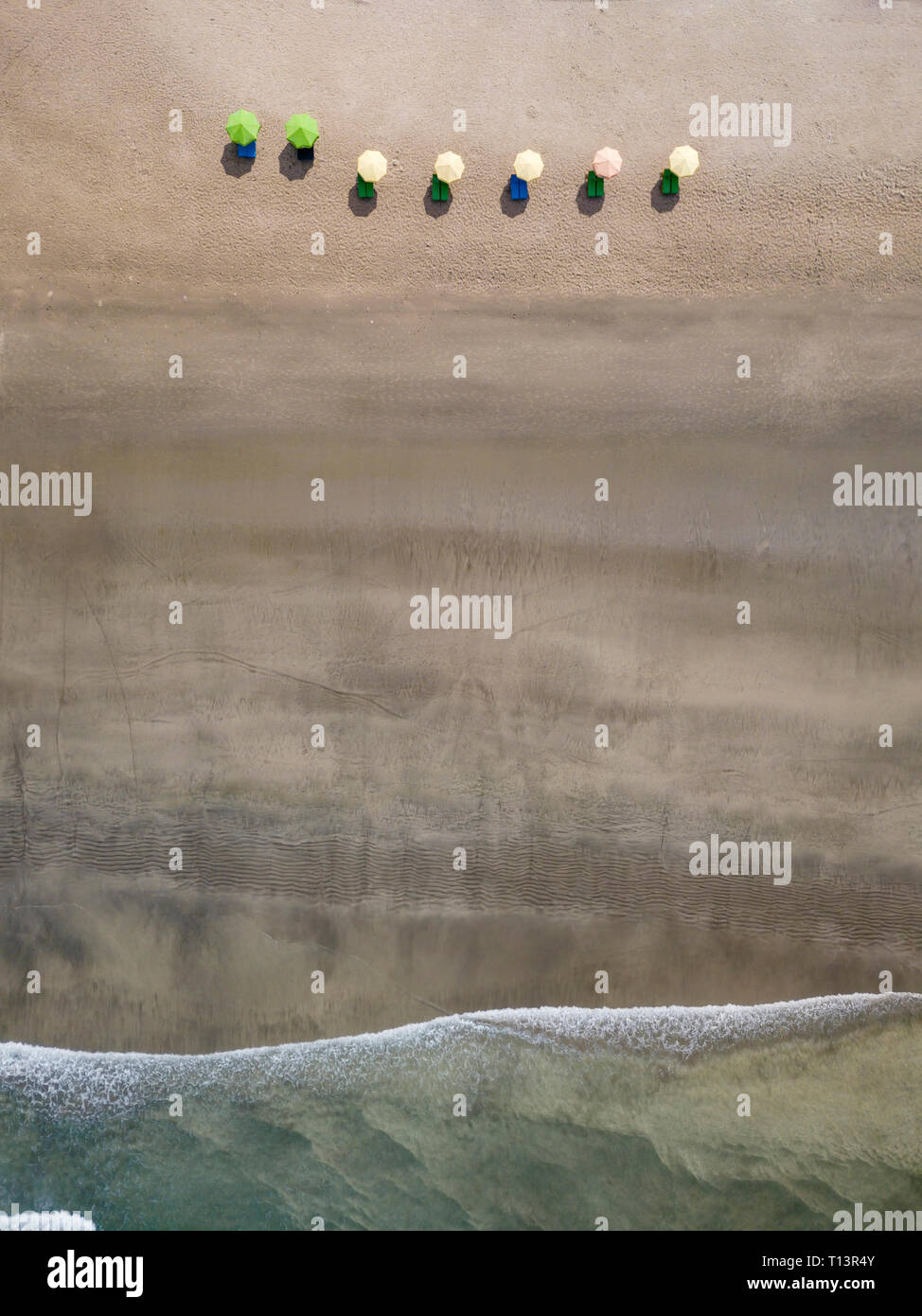 Bali, Kuta Beach, Reihe von Sonnenschirmen, Luftaufnahme Stockfoto