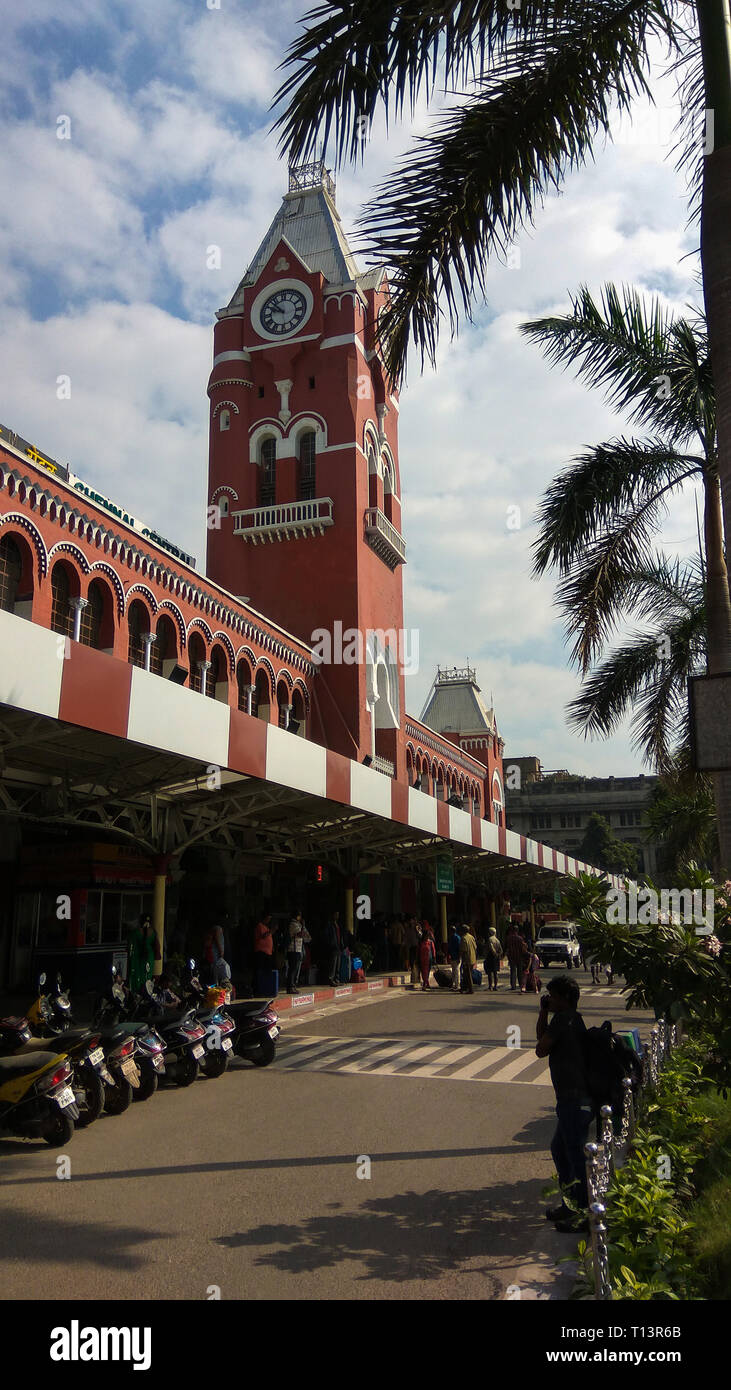 CHENNAI, Tamil Nadu, Indien - Januar 01, 2019: Seitenansicht von Chennai Central Railway Station früher bekannt als Madras Zentrale mit Menschen um. Stockfoto