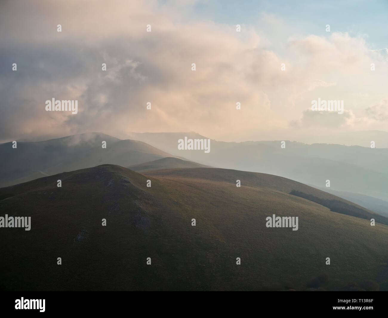 Italien, Umbrien, Sibillini Berge, Sonnenuntergang im Spätsommer Stockfoto