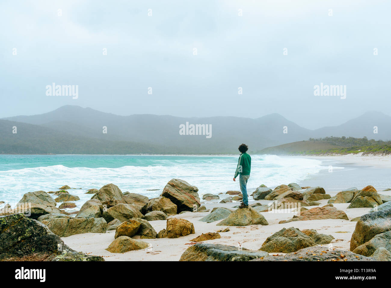 Australien, Tasmanien, Freycinet National Park, Wineglass Bay, Rückansicht der Mann am Strand Stockfoto