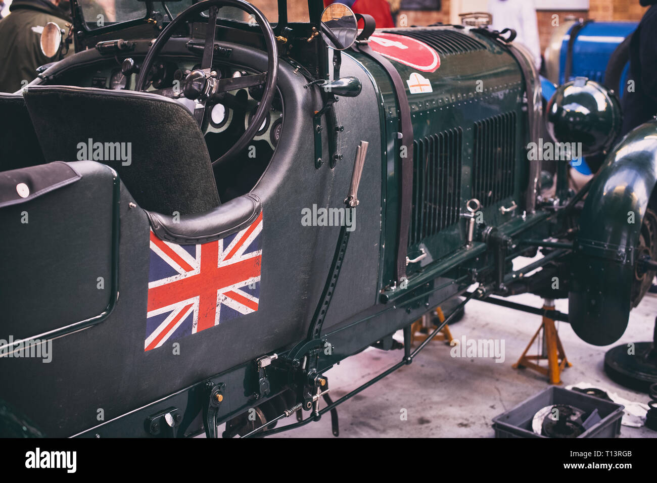 Vintage Bentley Restaurierungswerkstatt im Bicester Heritage Center. Oxfordshire, England Stockfoto