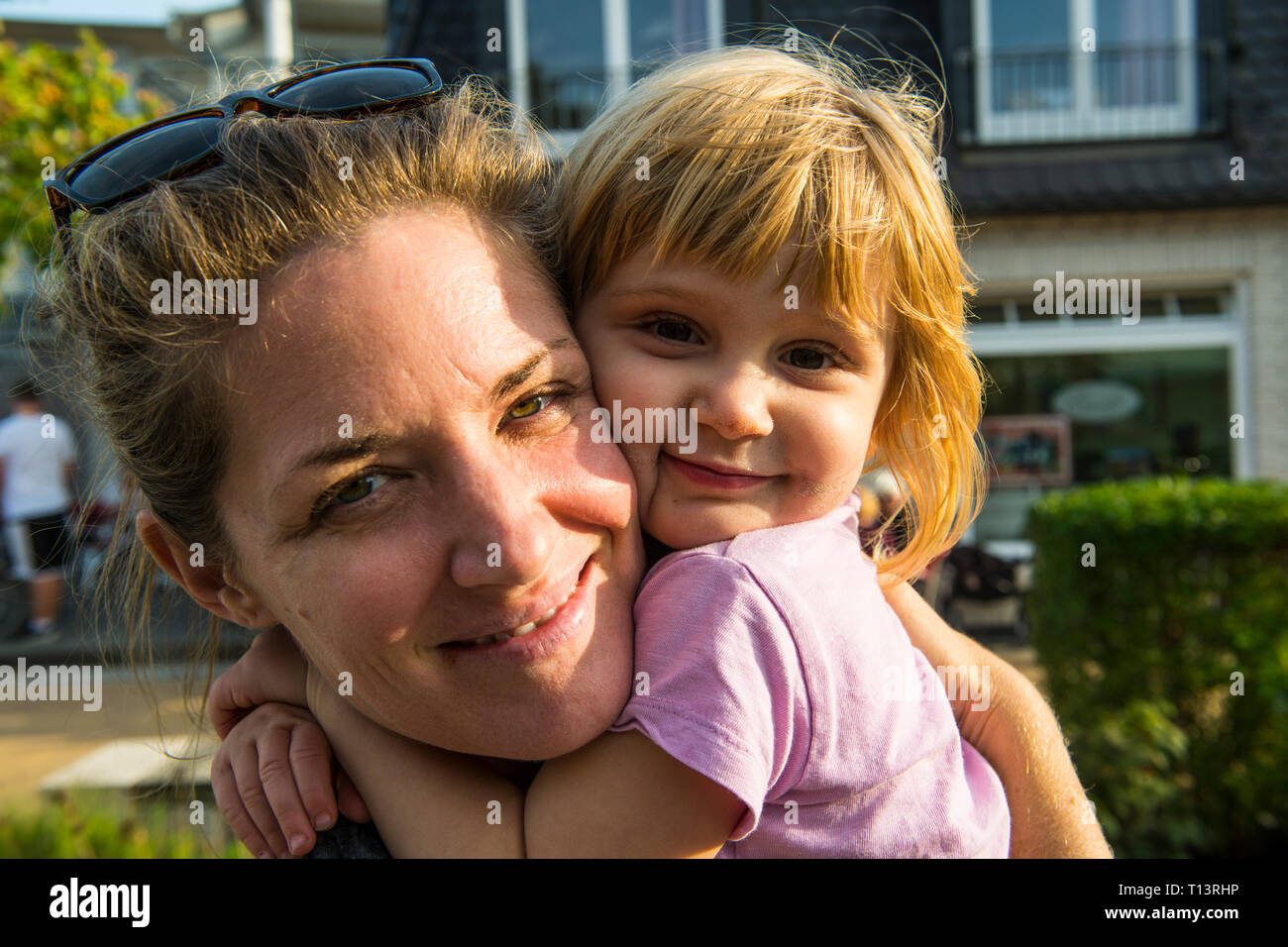 Deutschland, Rügen, Porträt, die glückliche Mutter und Tochter Kopf an Kopf Stockfoto