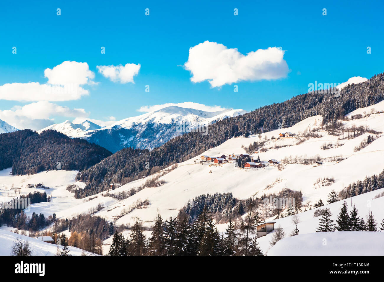 Italien, Trentino Alto-Adige, Val di Funes, Santa Maddalena an einem sonnigen Wintertag Stockfoto
