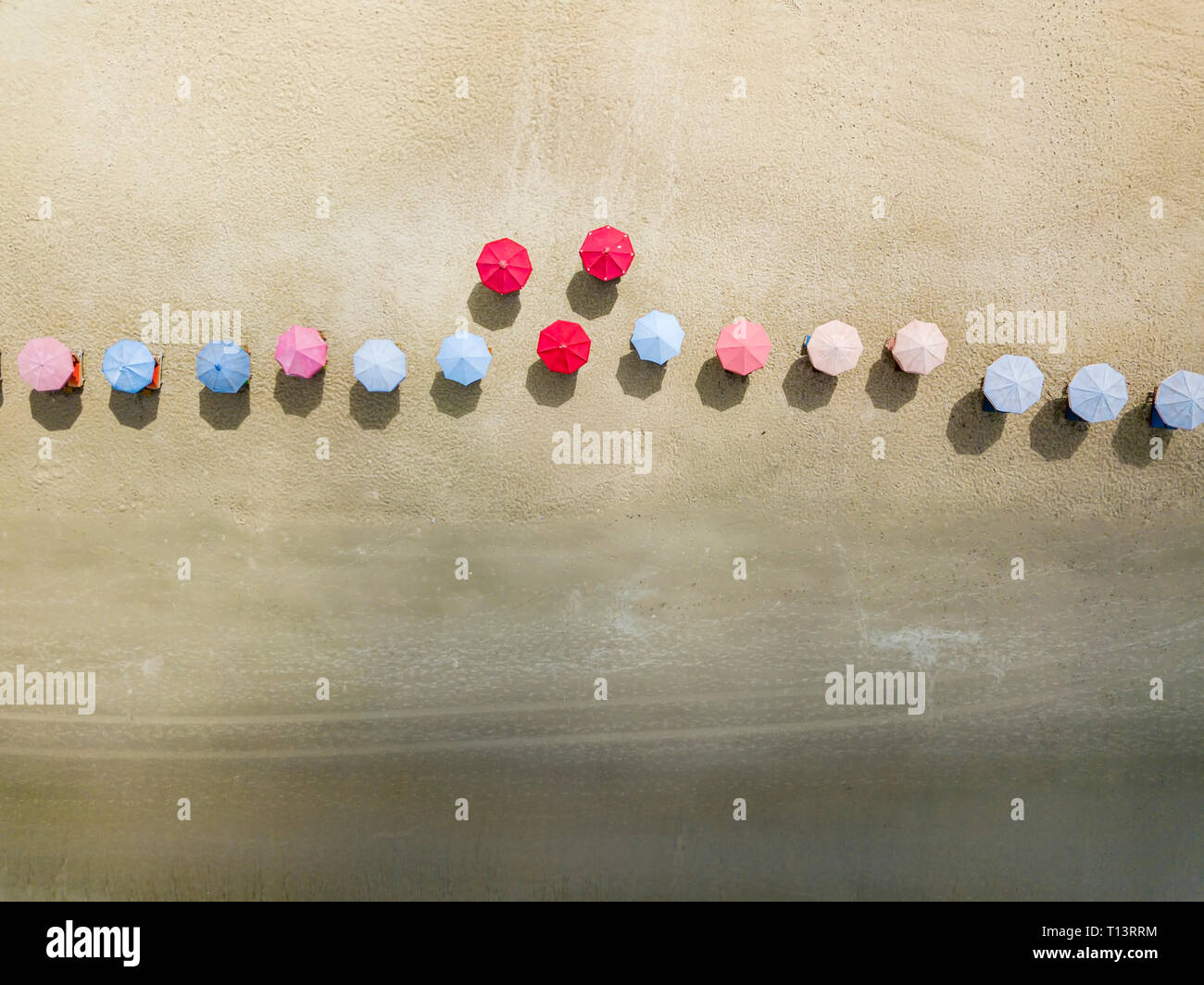 Bali, Kuta Beach, Reihe von Sonnenschirmen, Luftaufnahme Stockfoto