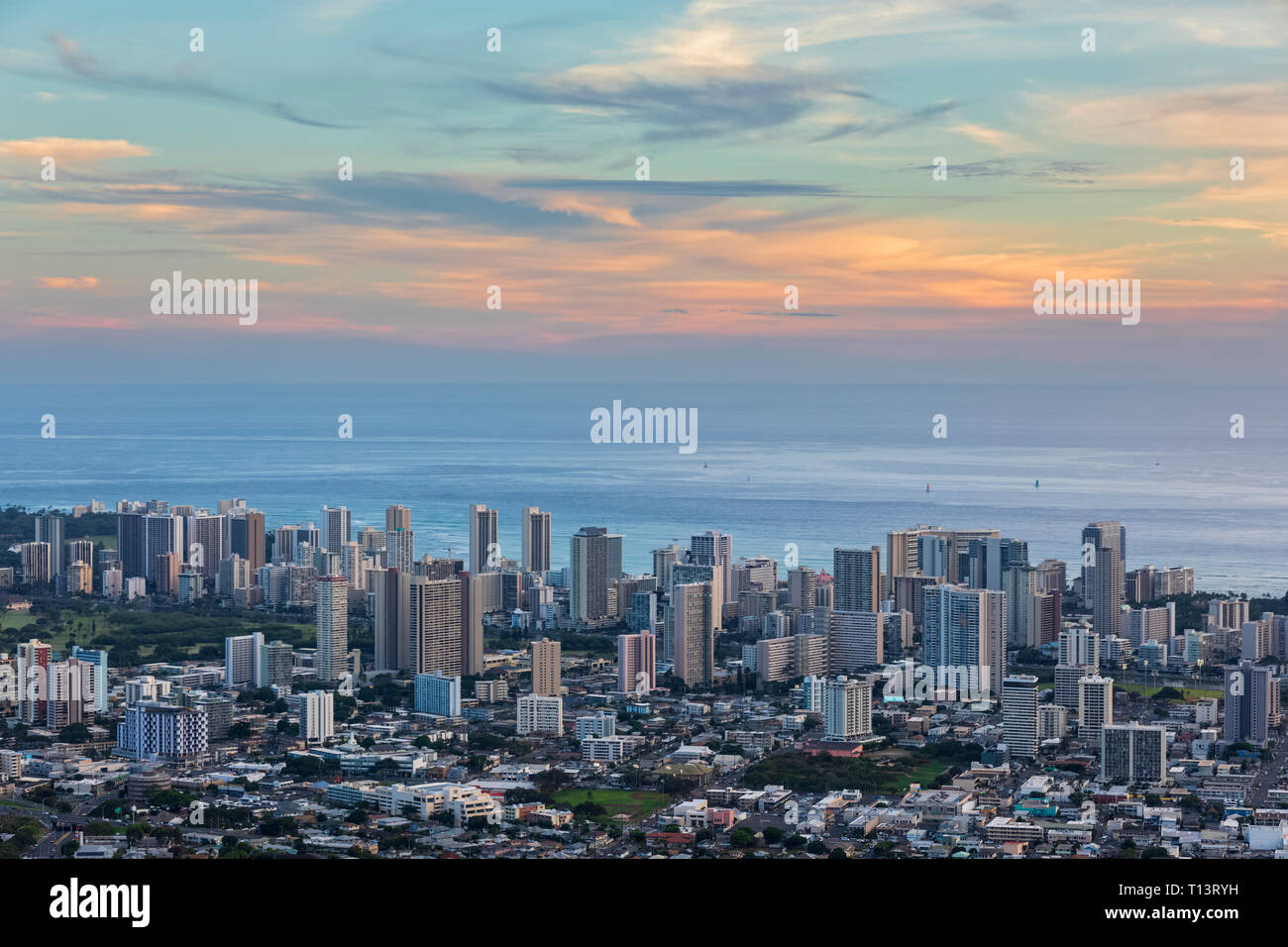 USA, Hawaii, Oahu, Pazifik, Skyline von Honolulu, Am Abend Stockfoto