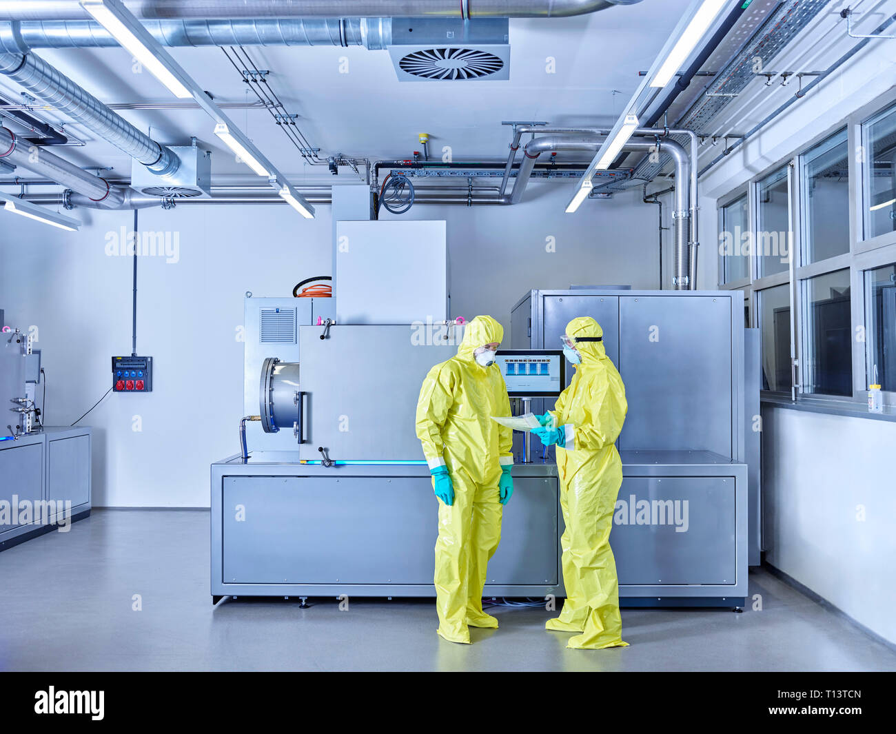 Chemiker in Industrie Labor arbeiten, Tragen von Schutzkleidung im Reinraum Stockfoto