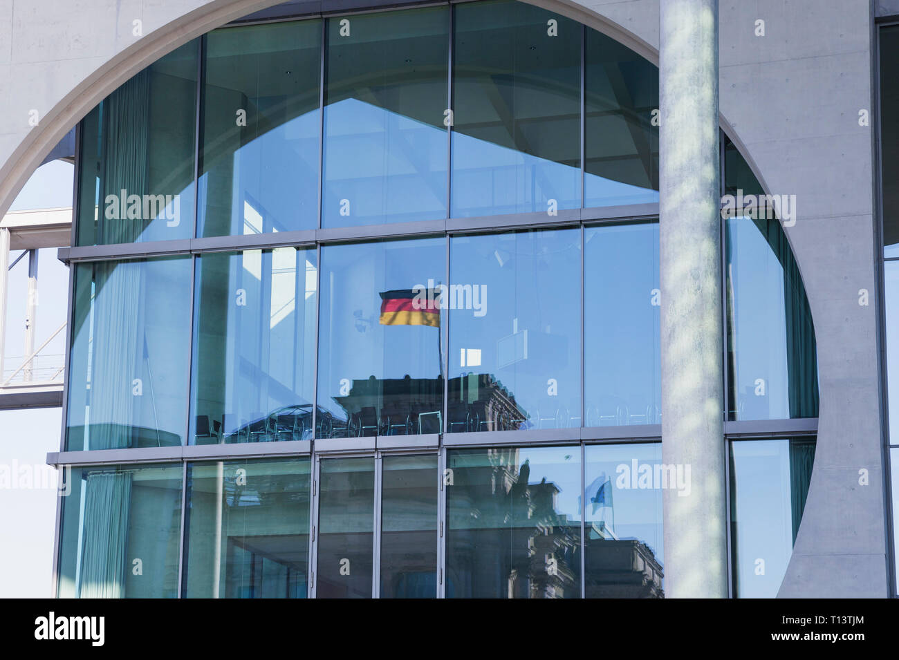 Deutschland, Berlin, Regierungsviertel, Reflexion von Reichstag und Deutsche Flagge im Marie-Elisabeth-Lueders-Building, Spiegelung im Glas fassade Stockfoto