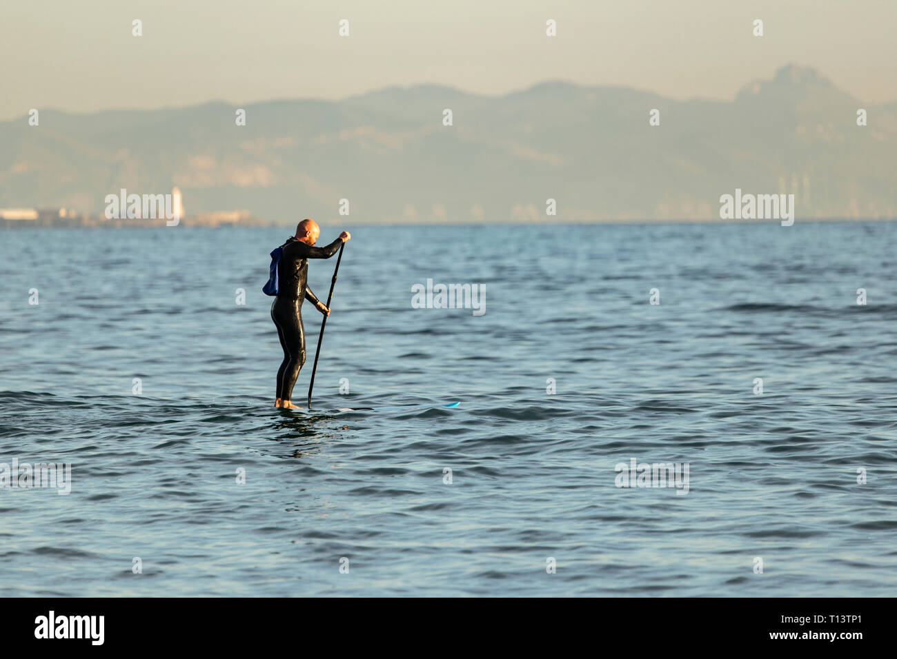 Spanien, Andalusien, Tarifa, mann Stand up Paddle Boarding auf das Meer Stockfoto