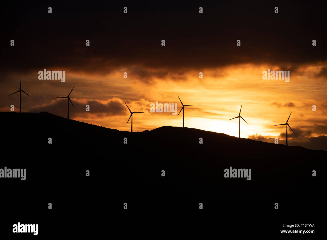 Spanien, Andalusien, Tarifa, Windräder auf dem Berg bei Sonnenaufgang Stockfoto
