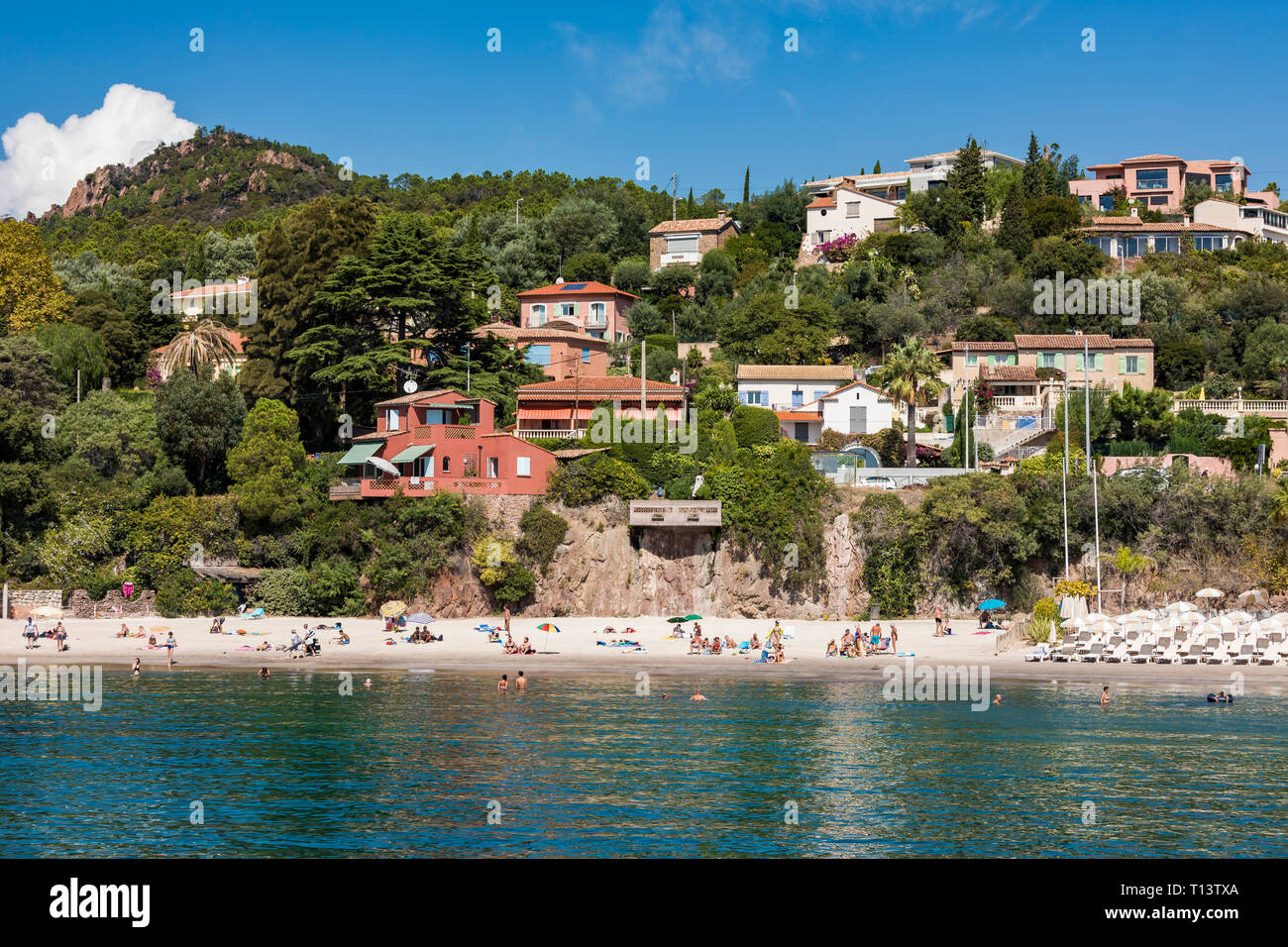 Frankreich, Provence-Alpes-Cote d'Azur, Theoule-sur-Mer, Strand und Ferienwohnungen Stockfoto