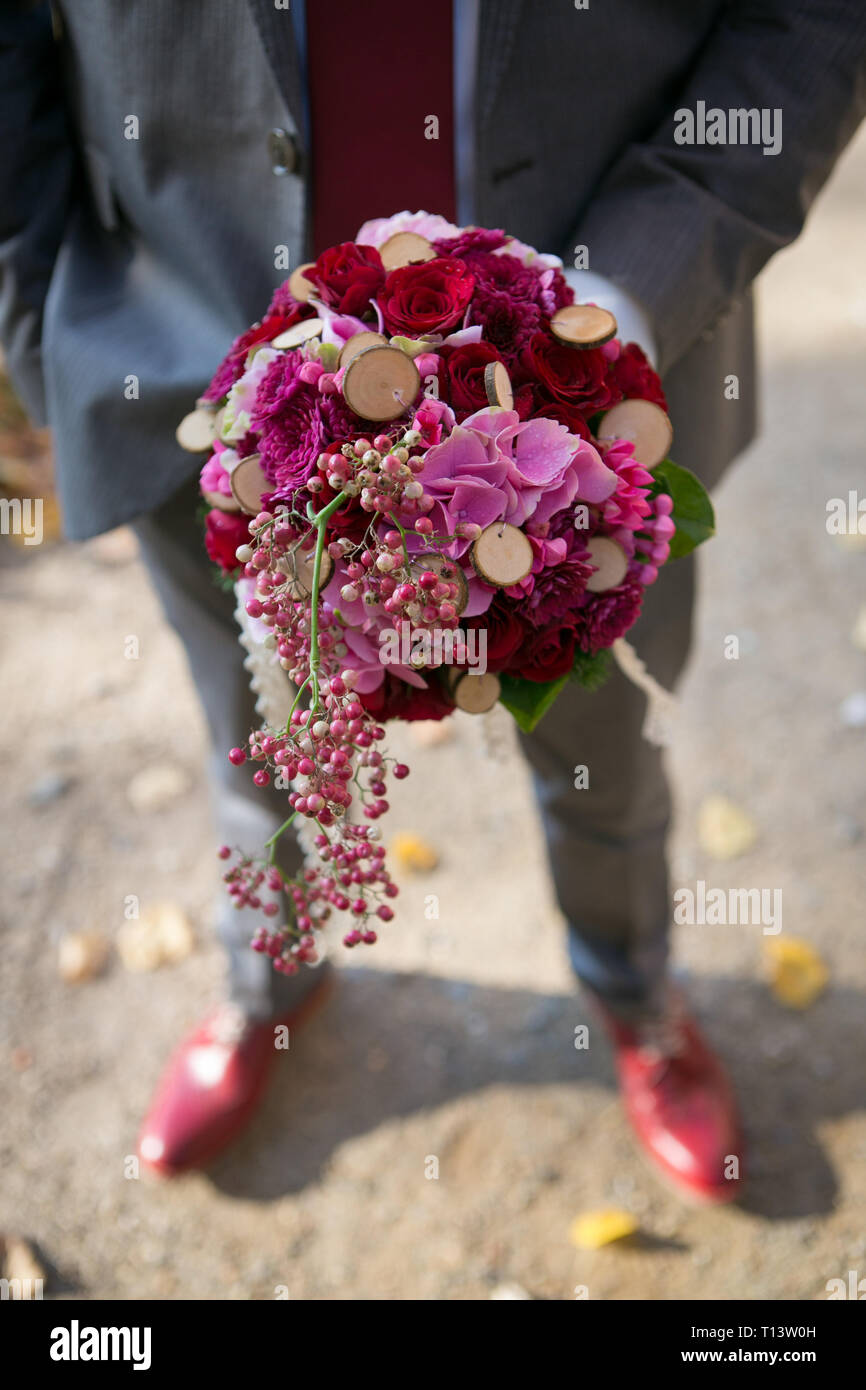Elegante mann mit blumen Stockfoto