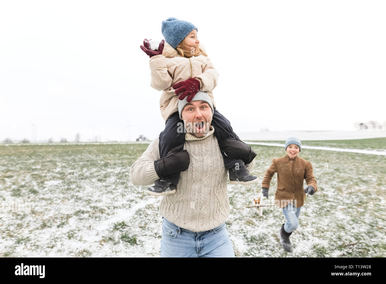 Gerne Vater mit zwei Kindern im Winter Landschaft Stockfoto