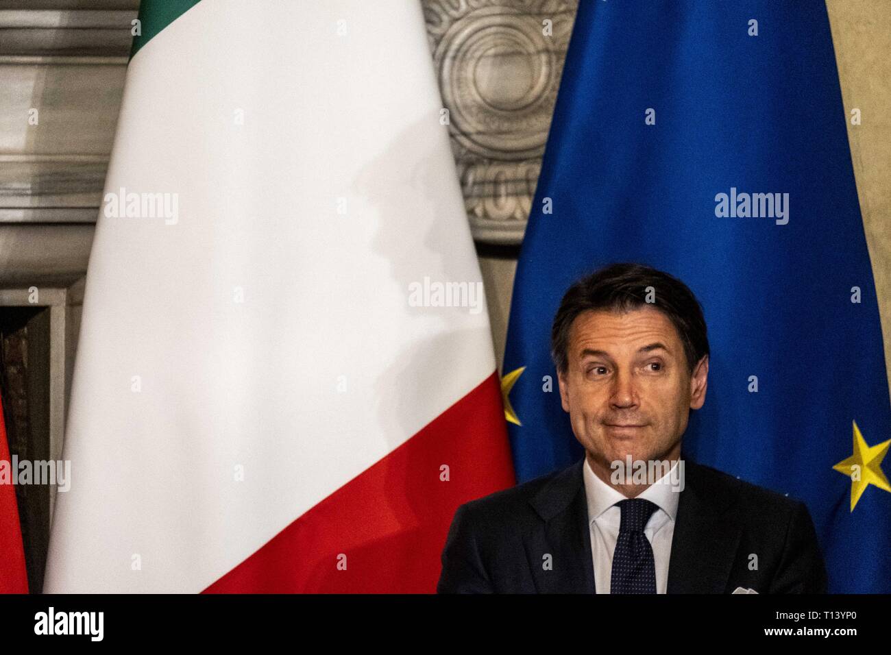 Rom, Roma, Italien. 23 Mär, 2019. Giuseppe Conte, Ministerpräsident von Italien, dem Präsidenten der Volksrepublik China, Xi Jinping, in der Villa Madama Palace in Rom. Ministerpräsident Giuseppe Conte unterzeichnen ein Memorandum of Understanding mit Xi Jinping für Italien die US $ 1 Billion Riemen und Straße Initiative anzuschließen. Italien ist das erste Mitglied der G7, es zu unterzeichnen. Die meisten des historischen Zentrums von Rom als ''red Zone wird, ''Ein Fest gesicherten Bereich mit eingeschränktem Zugang für die Bewohner der Stadt, die Bewegung der chinesischen Delegation begleitet den Präsidenten zu ermöglichen. Salvini hat gesagt, Italien Stockfoto