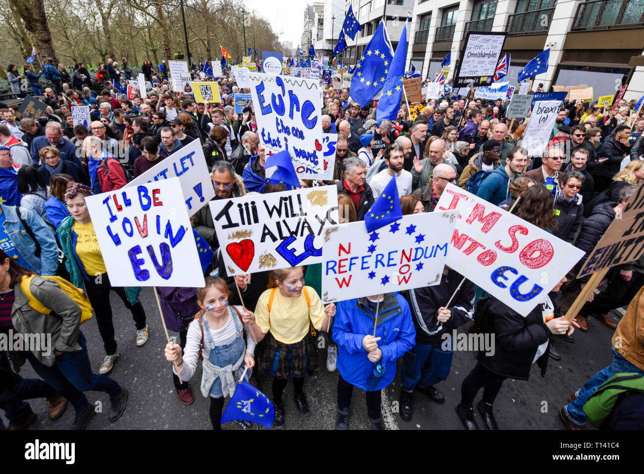 London, Großbritannien. 23. März 2019. Zeichen durchgeführt aloft. Tausende von Menschen nehmen an der "Es den Menschen März 'Marsch von Park Lane, Parliament Square auf, Was war sechs Tage vor dem Vereinigten Königreich aufgrund von war die EU zu verlassen, bevor eine Erweiterung der Abreise gegeben wurde. Die Demonstranten verlangen, dass die Öffentlichkeit erhält eine letzte Instanz, die über Brexit als Unterstützung für den Abzug der Plan der Ministerpräsident zurücktreten wird fortgesetzt. Credit: Stephen Chung/Alamy leben Nachrichten Stockfoto