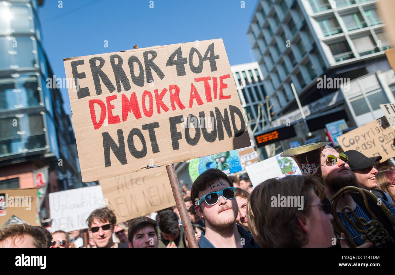 Stuttgart, Deutschland. 23 Mär, 2019. Während einer Demonstration unter dem Motto 'Internet' gegen upload Filter anlässlich der geplanten EU-Urheberrecht reformieren, ein Mann hält ein Schild mit der Aufschrift 'Error 404 Demokratie nicht gefunden'. Kurz vor der entscheidenden Abstimmung über die Reform des Urheberrechts im EU-Parlament, Tausende in Europa protestierten gegen das Projekt. Die Gegner der Reform und insbesondere des umstrittenen Artikel 13 angekündigt hatte Demonstrationen in über 20 Ländern. Credit: Sebastian Gollnow/dpa/Alamy leben Nachrichten Stockfoto