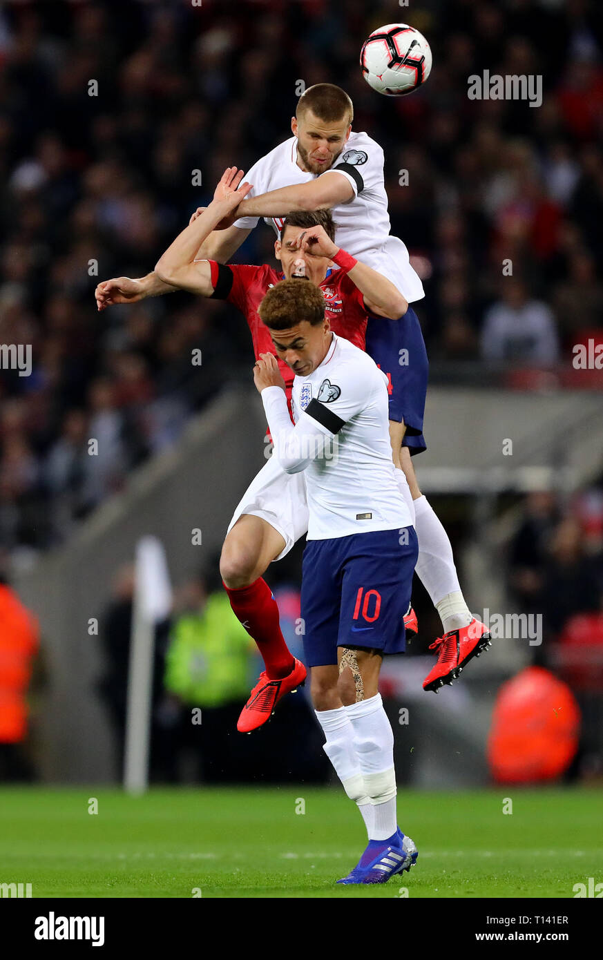 Eric Dier und Dele Alli von England David Pavelka der Tschechischen Republik - England v Tschechische Republik, UEFA Euro 2020 Qualifikation - Gruppe A, Wembley Stadion, London - 22. März 2019 Editorial nur verwenden Stockfoto