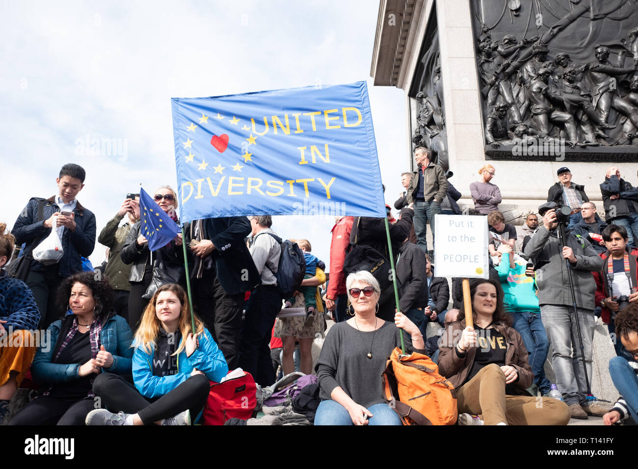 Hunderte Tausende von Leuten März in London die "Legen Sie die Menschen im März die Anrufe für einen Menschen zu machen. Menschen aus dem ganzen Land kommen, um ihre Unterstützung zu zeigen. Stockfoto