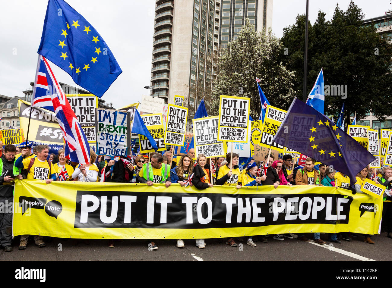 London, Großbritannien. 23 Mär, 2019. Bleiben Unterstützer und Demonstranten nehmen an einem März Brexit in Central London zu stoppen, die Stimme eines Menschen. Credit: Lebendige Bilder/Alamy leben Nachrichten Stockfoto