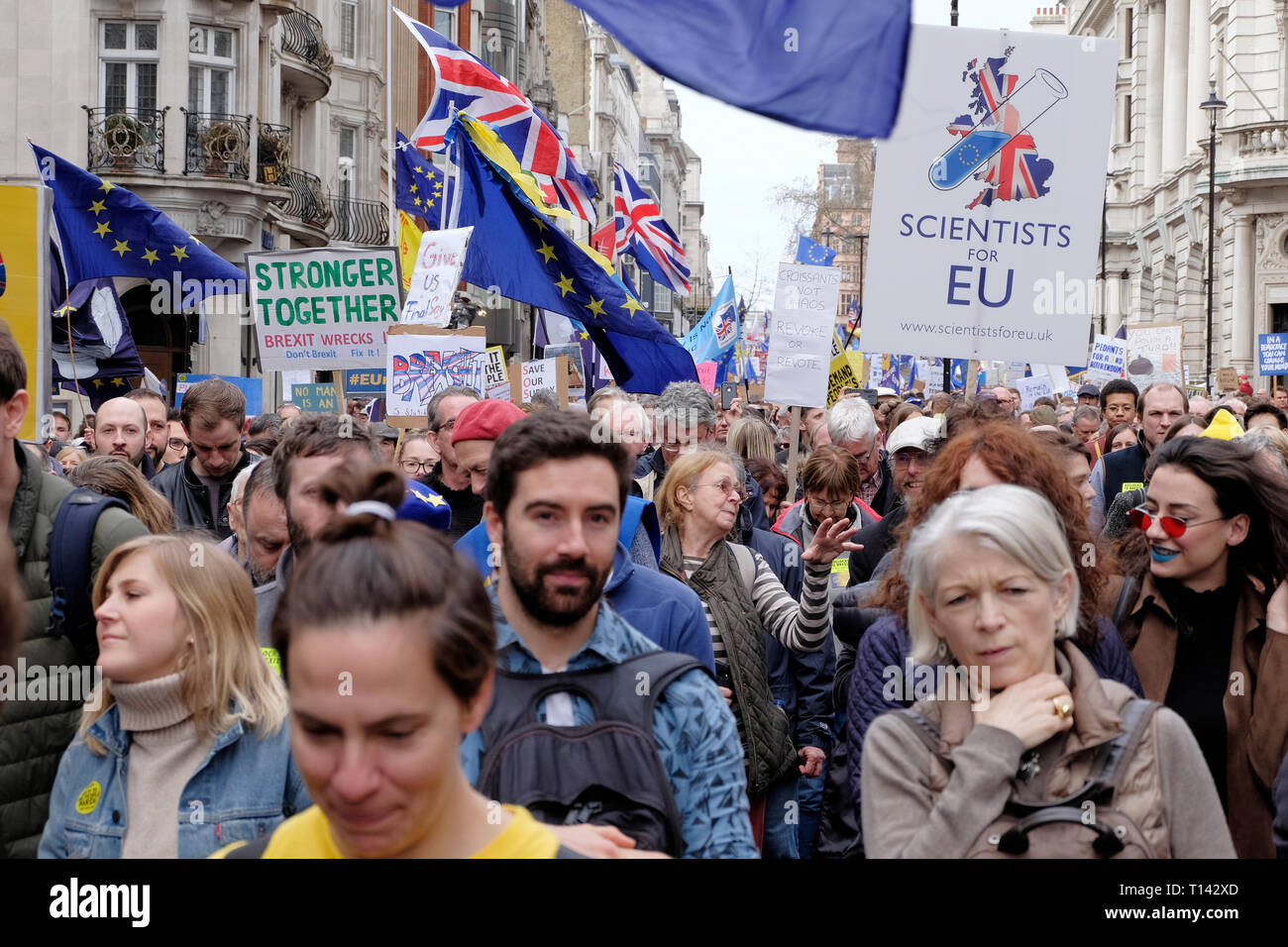 London, Großbritannien. 23. März, 2019. "Es setzte den Menschen März", die von der Abstimmung Kampagne organisiert und von der Britischen pro-europäische Kampagne Gruppe öffnen Großbritannien, findet in Central London, Park Lane über Piccadilly beginnen zu Parliament Square und Anziehung von Demonstranten aus dem ganzen Land, die eine Neue Brexit Referendum wollen. Credit: Malcolm Park/Alamy Leben Nachrichten. Stockfoto