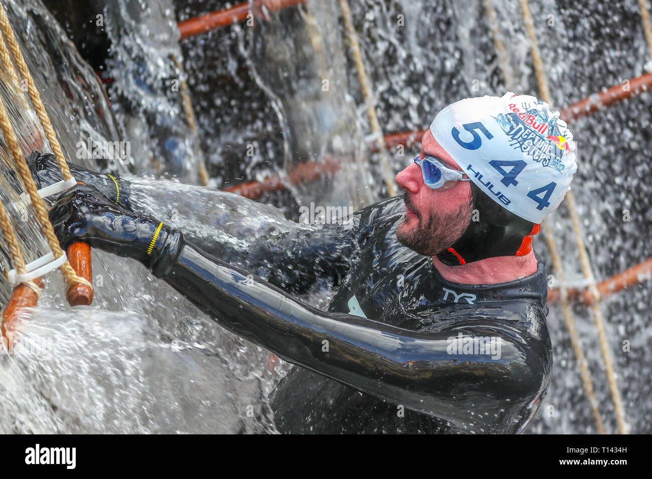 Glasgow, Schottland, Großbritannien. 23. März, 2019. 600 internationale Mitbewerber nahmen an der jährlichen Red Bull Neptun Schritte kaltes Wasser Rennen in 5 Schleusen des Clyde und Her Kanal bei Maryhill, da Neptun bekannt Schritte, Glasgow, UK. Dir Konkurrenten hatten den Kanal, Klettern Seile zu schwimmen und speziell konstruierte Hindernis Wände der Kurs im Wasser Temperaturen von bis zu 8 Grad Celsius zu vervollständigen. Credit: Findlay/Alamy leben Nachrichten Stockfoto