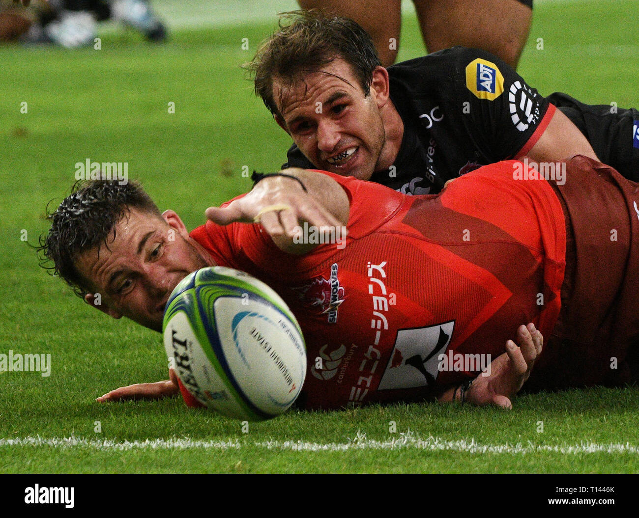 Singapur. 23 Mär, 2019. Sunwolves 'player Grant Hattingh (vorne) konkurriert während des Super Rugby-spiel zwischen Sunwolves und Löwen in Singapur National Stadium am 23. März 2019. Credit: Dann Chih Wey/Xinhua/Alamy leben Nachrichten Stockfoto