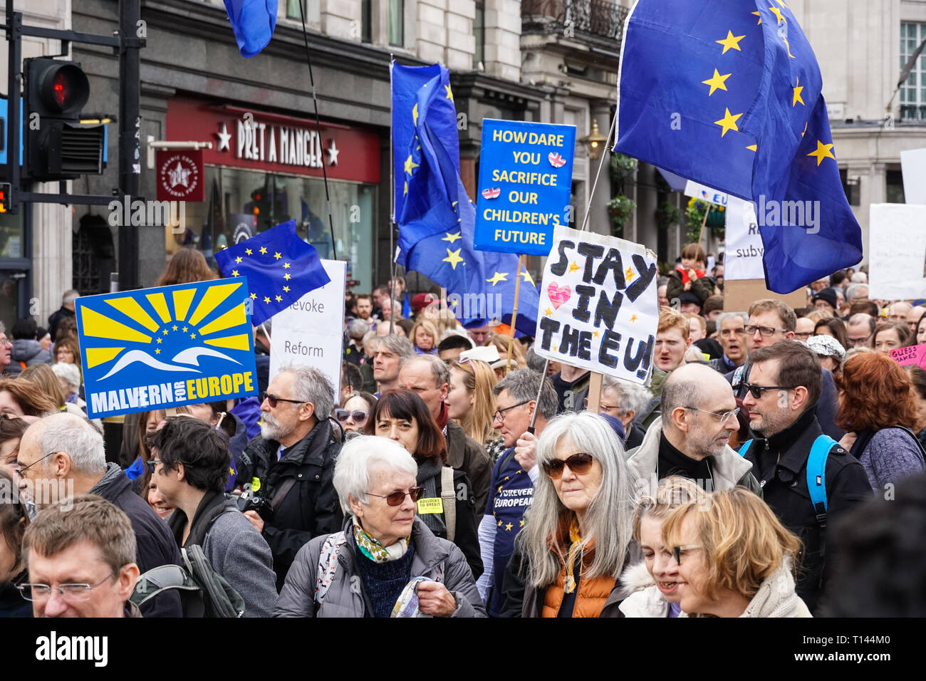 London, Großbritannien. 23. März, 2019. Tausende Demonstranten an der Abstimmung März in London. Credit: Marcin Rogozinski/Alamy leben Nachrichten Stockfoto