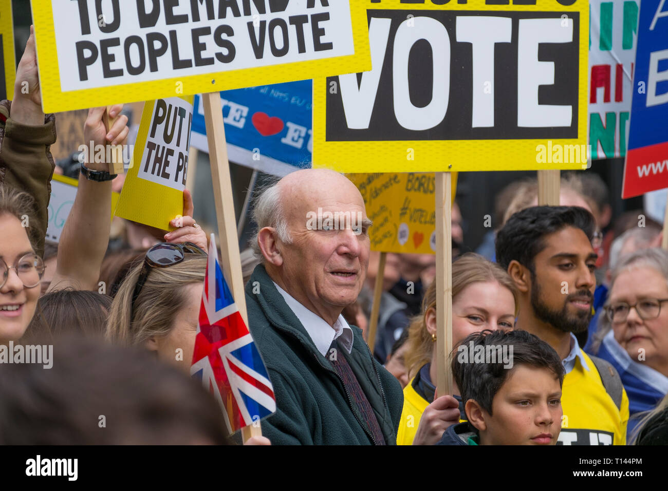 London, Großbritannien. 23. März, 2019. "Es setzte den Menschen März", die von der Abstimmung Kampagne organisiert und von der Britischen pro-europäische Kampagne Gruppe öffnen Großbritannien, findet in Central London, Park Lane über Piccadilly beginnen zu Parliament Square und Anziehung von Demonstranten aus dem ganzen Land, die eine Neue Brexit Referendum wollen. Lib Dems leader Vince Cable MP an der Spitze des März. Credit: Malcolm Park/Alamy Leben Nachrichten. Stockfoto