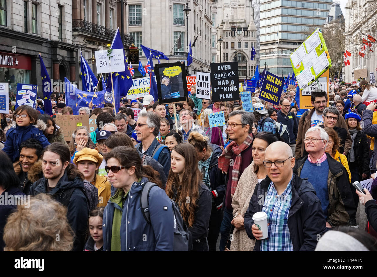 London, Großbritannien. 23. März, 2019. Tausende Demonstranten an der Abstimmung März in London. Credit: Marcin Rogozinski/Alamy leben Nachrichten Stockfoto