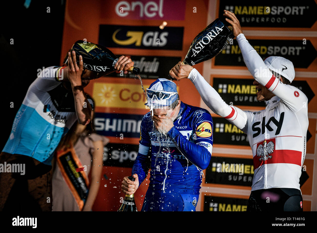 Foto LaPresse/Marco Alpozzi 23/03/2018 Sanremo (Italia) Sport Ciclismo Milano-Sanremo 2019 - Edizione 110-da Milano ein Sanremo (291 km) Nella Foto: &#xac; &#x2020; Oliver Naesen (AG2R La Mondiale), Julian Alaphilippe (Deceuninck - Quick-Step) Michal Kwiatkowski (Team Sky) Foto/LaPresse Marco Alpozzi März 23, 2018 San Remo (Italien) Sport Radsport Tirreno-Adriatico 2019 - Ausgabe 110 - Milano Sanremo (182 Meilen) Im Pic: &#xac; &#x2020; Oliver Naesen (AG2R La Mondiale), Julian Alaphilippe (Deceuninck - Quick-Step) Michal Kwiatkowski (Team Sky) Stockfoto