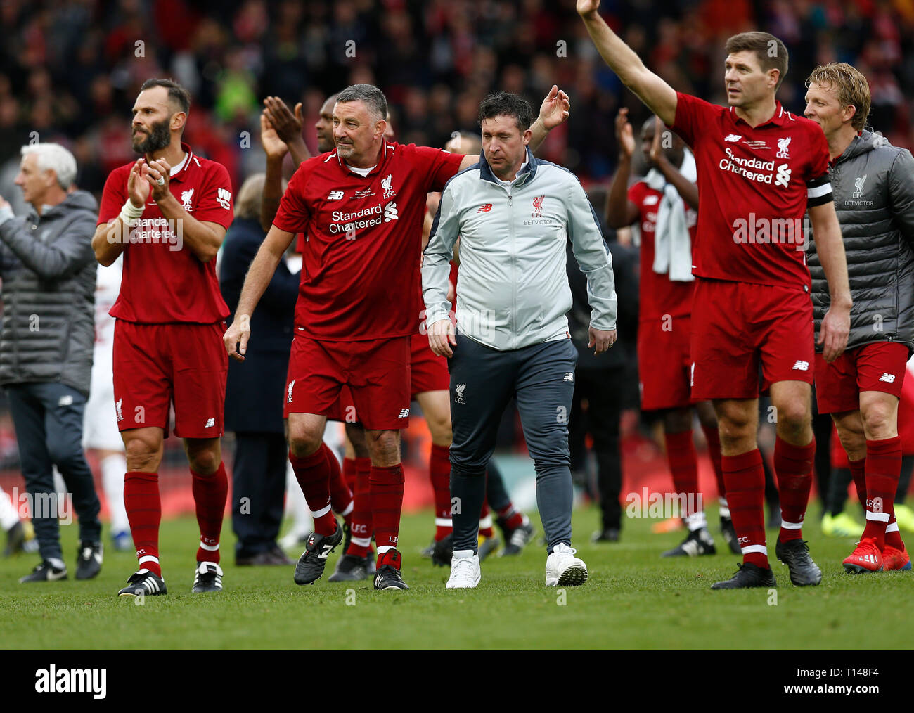 Anfield, Liverpool, Großbritannien. 23 Mär, 2019. Liebe Fußball, Liverpool Legenden gegen Mailand Glorie; Patrik Berger, John Aldridge, Robbie Fowler und Steven Gerrard von Liverpool Legenden applaudieren den Kop am Ende des Spiels die Credit: Aktion plus Sport/Alamy leben Nachrichten Stockfoto