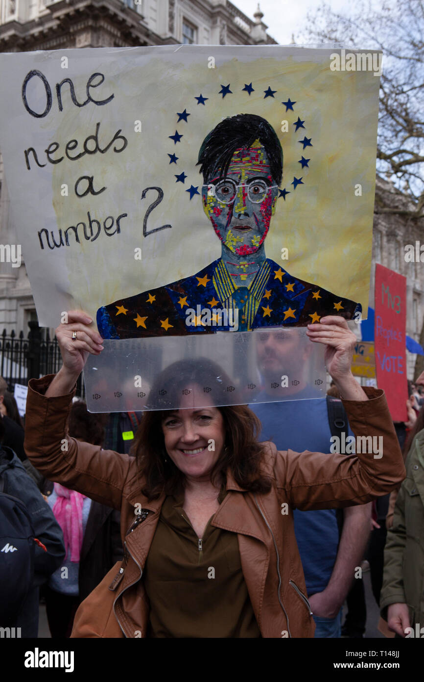 London, Großbritannien. 23. März, 2019. Die legen es für die Menschen März in London: Menschen mit selbstgemachten Plakate callling für ein Volk März hinter den Toren der Downing Street auf Whitehall. Credit: Anna Watson/Alamy leben Nachrichten Stockfoto