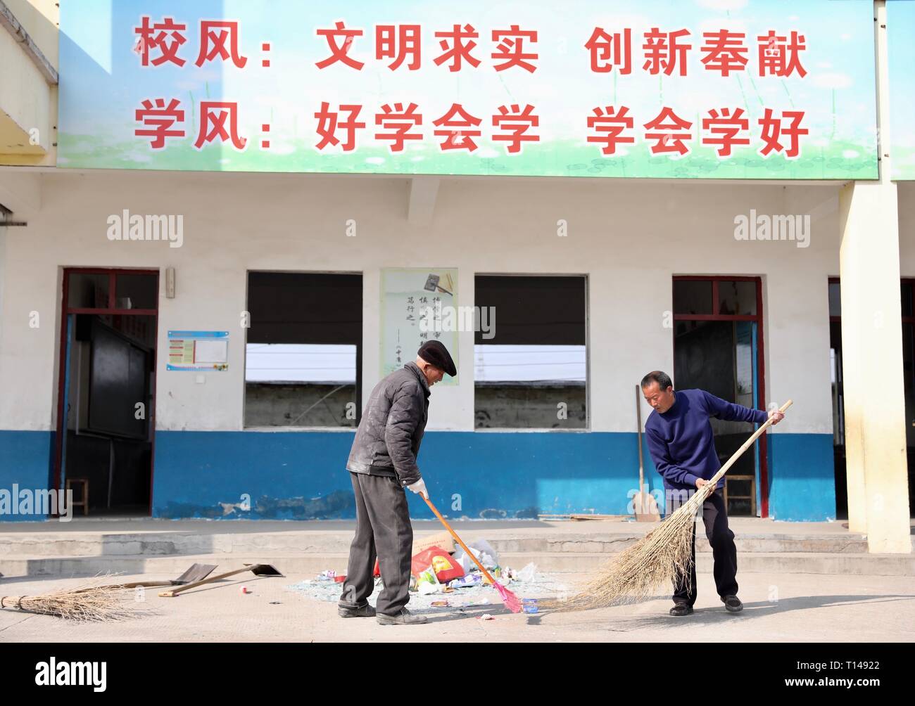 Xiangshui, der chinesischen Provinz Jiangsu. 23 Mär, 2019. Arbeitnehmer reinigen Sie den Campus der Liugang Grundschule in Chenjiagang Township von xiangshui County, Yancheng, im Osten der chinesischen Provinz Jiangsu, 23. März 2019. Beschädigte Türen und Fenster an 10 Schulen in der Nähe der Industriezone explosion Website werden festgelegt, um sicherzustellen, dass der Unterricht in der Zeit fortgesetzt werden. Credit: Jin Liwang/Xinhua/Alamy leben Nachrichten Stockfoto