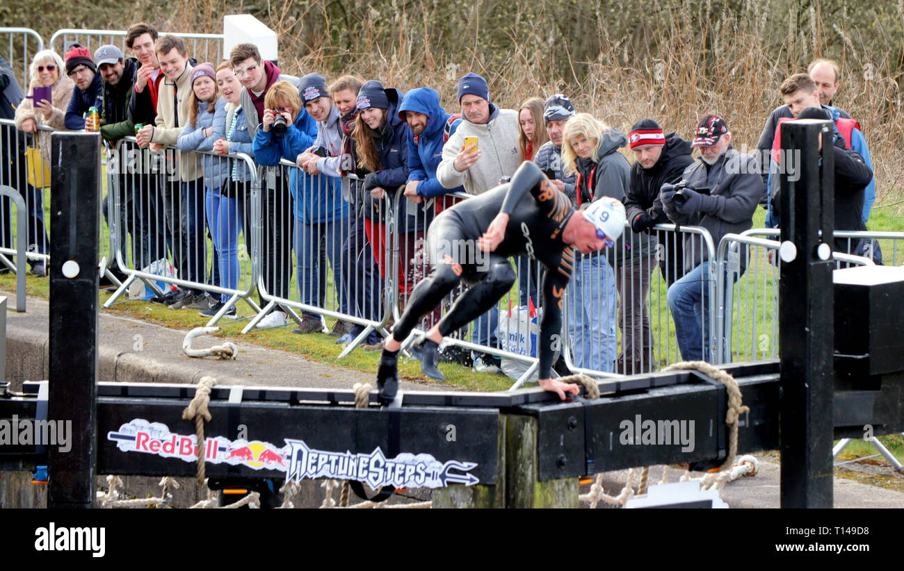 Glasgow, Schottland, Großbritannien, 23. März, 2019. Red Bull Neptun Schritte Herausforderung auf der Forth-and-Clyde-Kanal bei Maryhill Schlösser. Gerard Fähre / alamy Leben Nachrichten Stockfoto