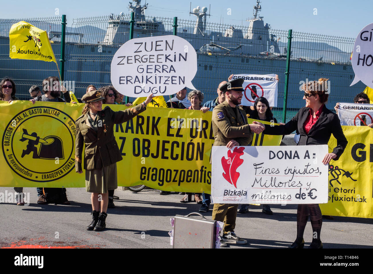 BILBAO, SPANIEN - MÄRZ/23/2019. Menschen protestieren die Ankunft der Flugzeugträger der spanischen Marine Juan Carlos I im Hafen von Bilbao während Stockfoto