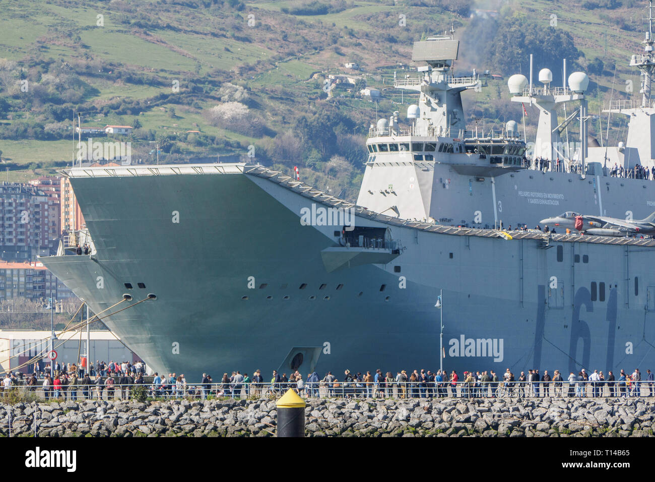 BILBAO, SPANIEN - MÄRZ/23/2019. Die Flugzeugträger der spanischen Marine  Juan Carlos I im Hafen von Bilbao, Tag der offenen Tür das Schiff zu  besuchen Stockfotografie - Alamy