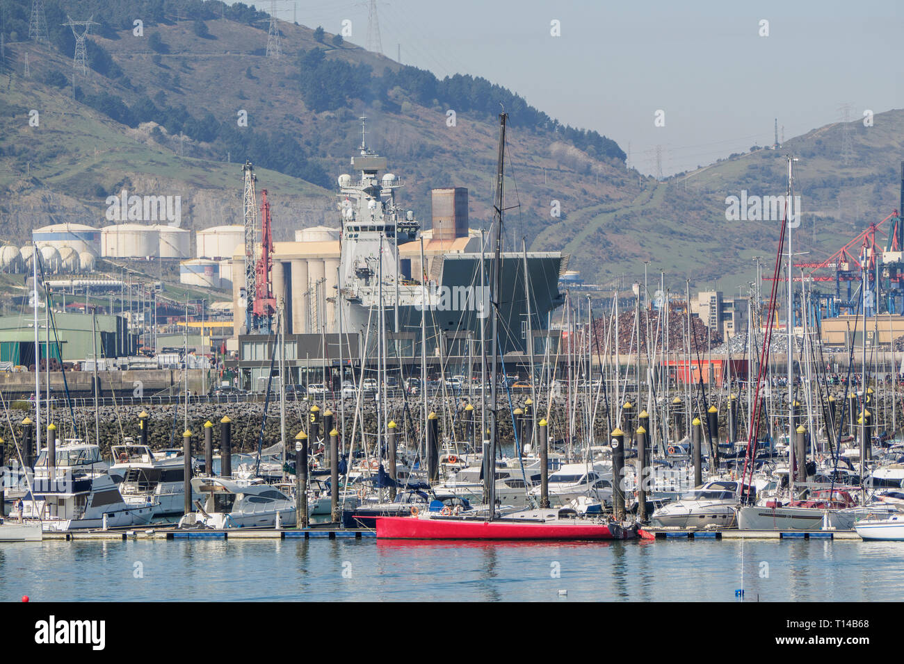 BILBAO, SPANIEN - MÄRZ/23/2019. Die Flugzeugträger der spanischen Marine Juan Carlos I im Hafen von Bilbao, Tag der offenen Tür das Schiff zu besuchen. Stockfoto