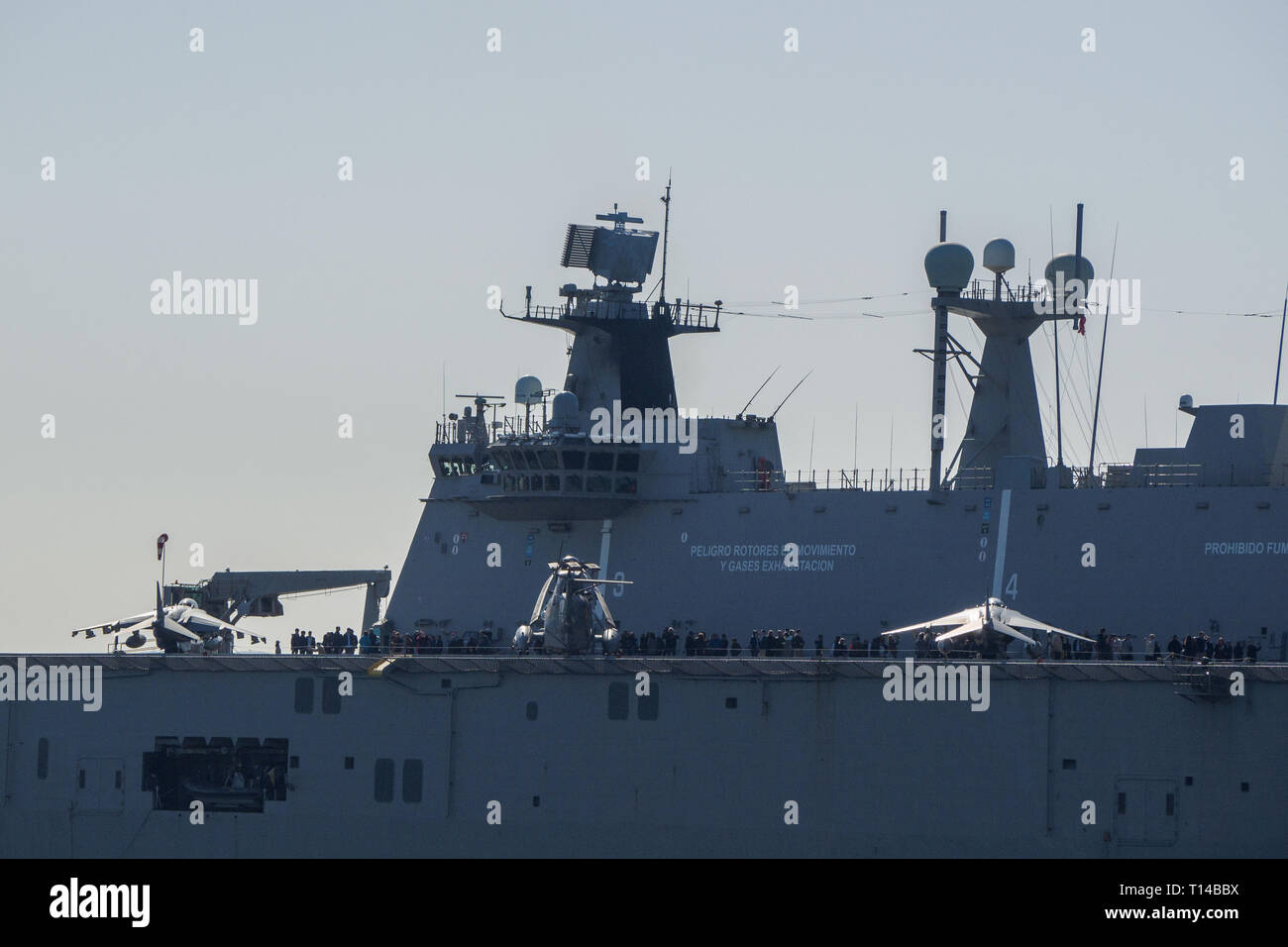 BILBAO, SPANIEN - MÄRZ/23/2019. Die Flugzeugträger der spanischen Marine Juan Carlos I im Hafen von Bilbao, Tag der offenen Tür das Schiff zu besuchen. Sonnigen Tag Stockfoto