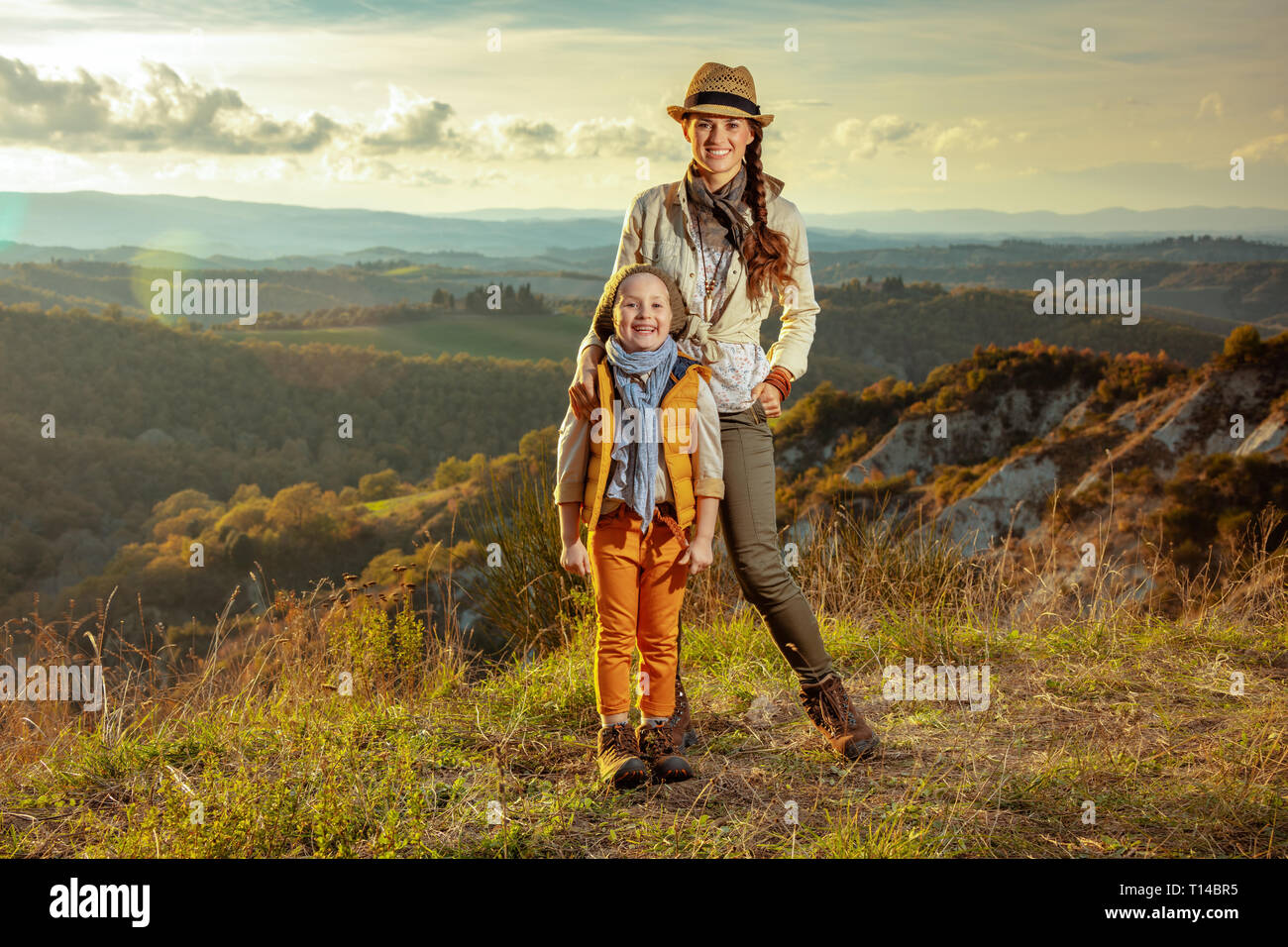 Volle Länge Portrait von lächelnden jungen Mutter und Kind Touristen im Sommer die Toskana Trail. Stockfoto