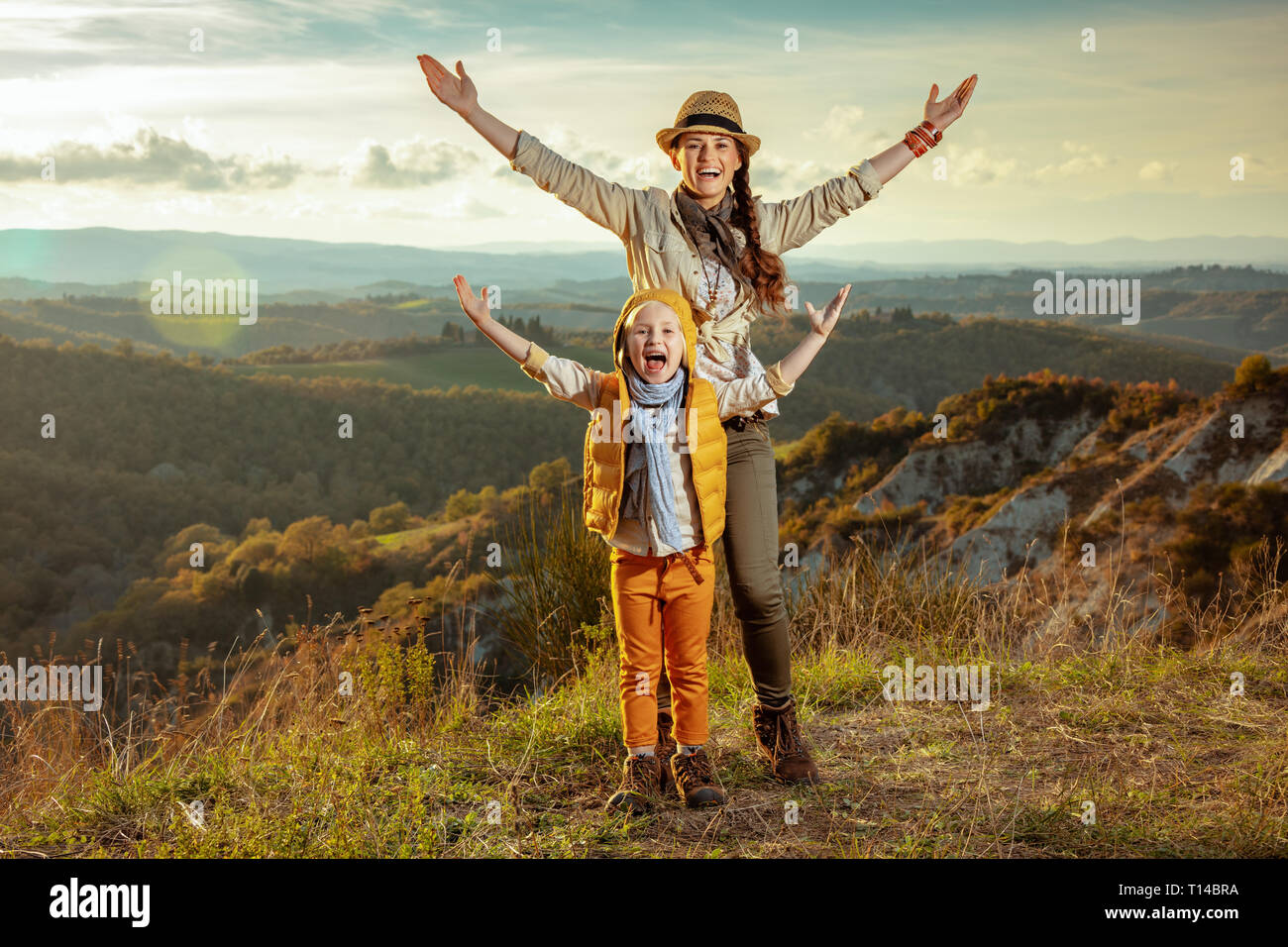 In voller Länge Porträt der glückliche junge Mutter und Tochter in der Toskana, Italien freuen. Stockfoto