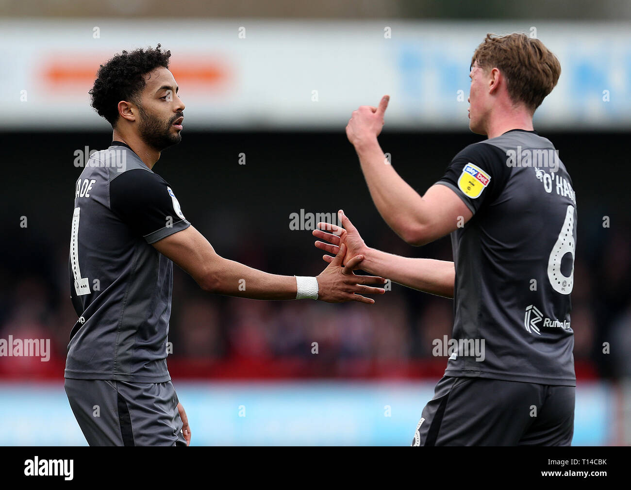 Der Lincoln City Bruno Andrade feiert zählen seine Seiten erstes Ziel mit Teamkollegen, während der Himmel Wette Liga zwei Gleiche an der Pension Stadium, Crawley. Stockfoto