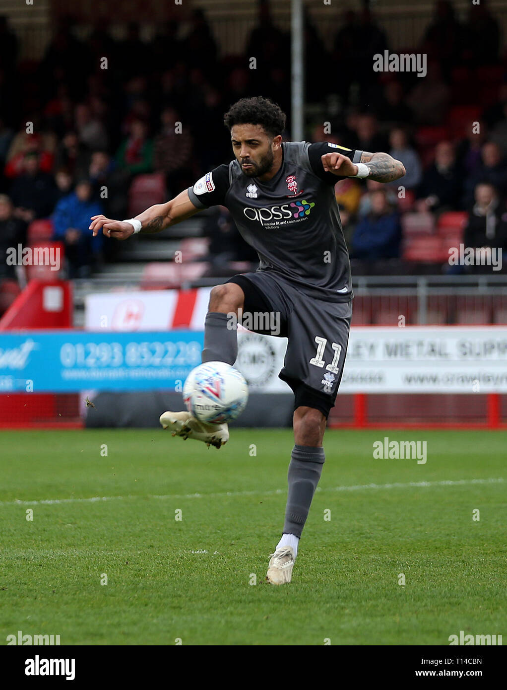 Der Lincoln City Bruno Andrade Kerben seine Seiten erstes Ziel während der Sky Bet League Zwei gleiche an der Pension Stadium, Crawley. Stockfoto