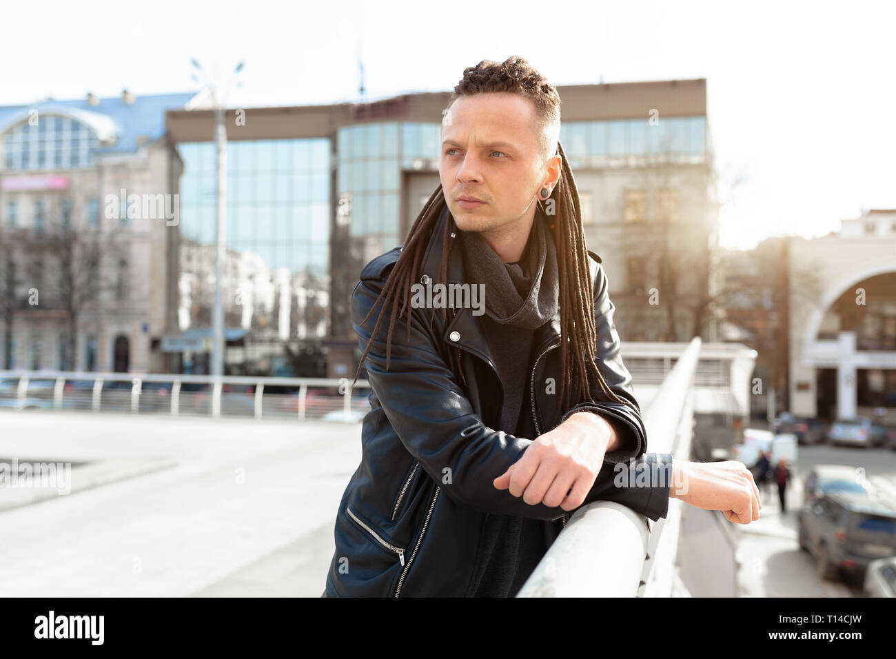 Mann als punk rocker verkleidet -Fotos und -Bildmaterial in hoher ...