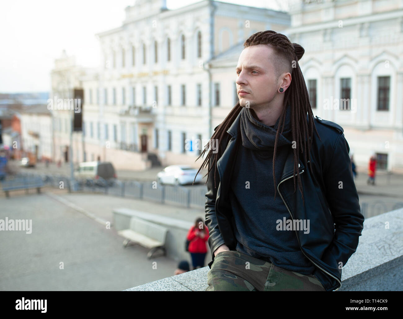 Mann als punk rocker verkleidet -Fotos und -Bildmaterial in hoher ...
