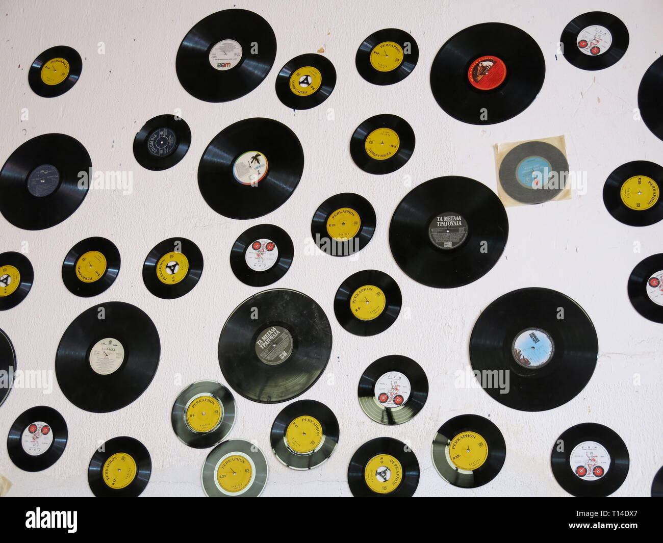 Dekorative Schallplatten auf weißer Wand Stockfotografie - Alamy